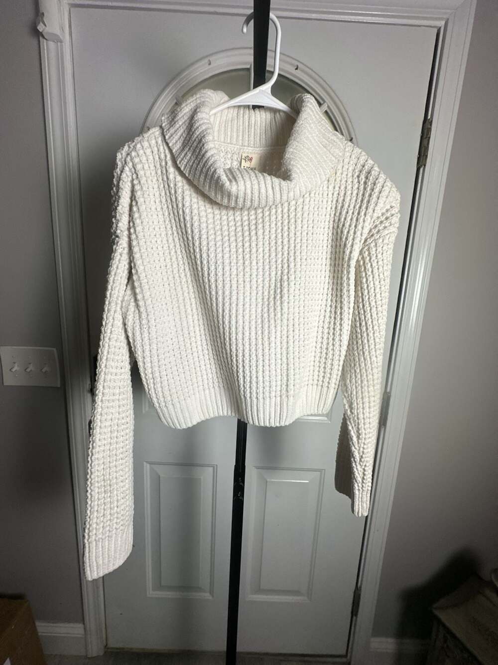 IJOAH White Chenille Turtleneck Crop Sweater Size Large NWT#1003
